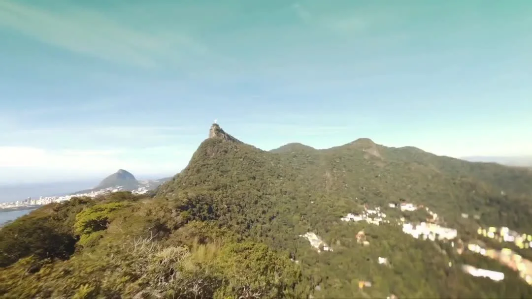 Drone FPV sobrevoando o Mirante Santa Marta com o Cristo Redentor ao fundo, campanha global Standard Chartered