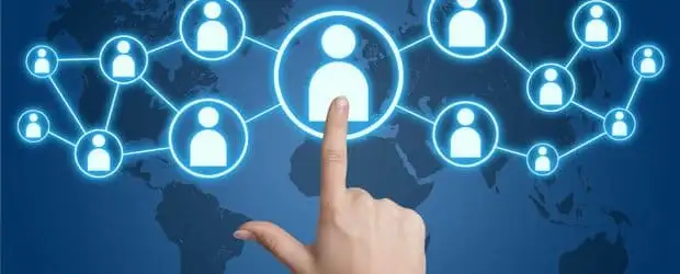 Equipe de uma agência de publicidade em reunião de planejamento explicando como funciona uma agência de publicidade