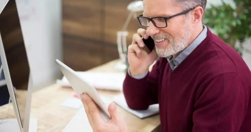 Equipe de marketing planejando estratégias para atrair mais clientes e estruturar a captação de clientes