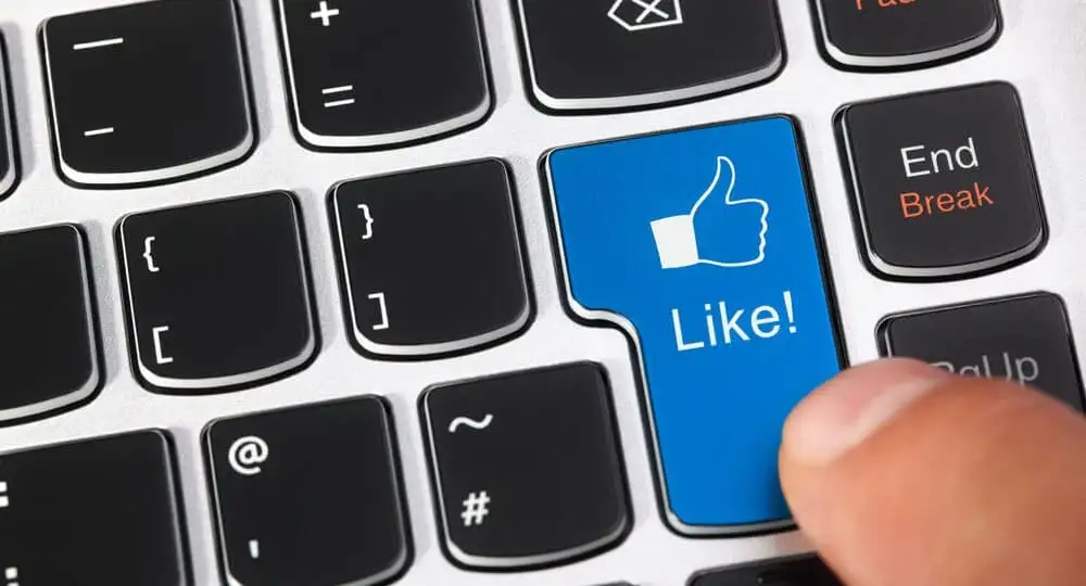 Branding nas redes sociais: como construir uma marca forte Equipe planejando estratégia de branding nas redes sociais para construir uma marca forte
