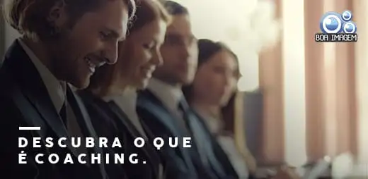 Coaching empresarial: como a técnica pode ajudar sua empresa Reunião de coaching empresarial com líder orientando equipe em sala de reunião