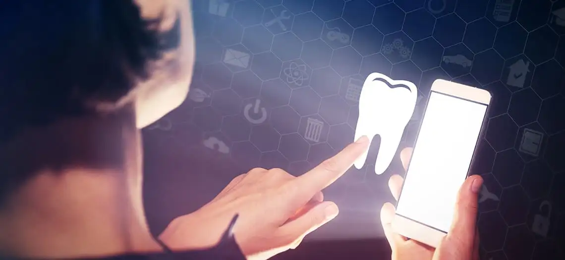 Equipe de dentistas em clínica aplicando marketing para clínica odontológica para atrair pacientes