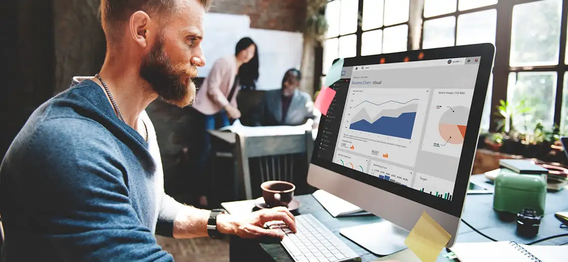 Equipe construindo uma estratégia de marketing de posicionamento para diferenciar uma marca no mercado