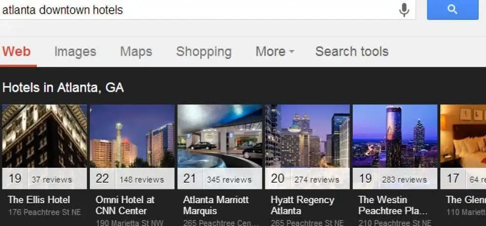 Profissional analisando como aparecer em destaque no Google com SEO local em notebook e celular