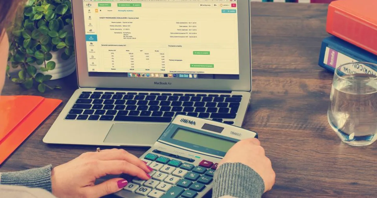 Como otimizar o orçamento de marketing da sua empresa Equipe analisando relatórios para otimizar o orçamento de marketing da empresa