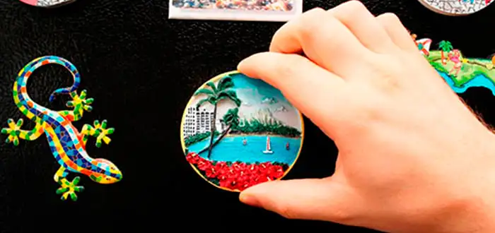 Ímã de geladeira personalizado de empresa fixado na porta de uma geladeira como peça de marketing offline