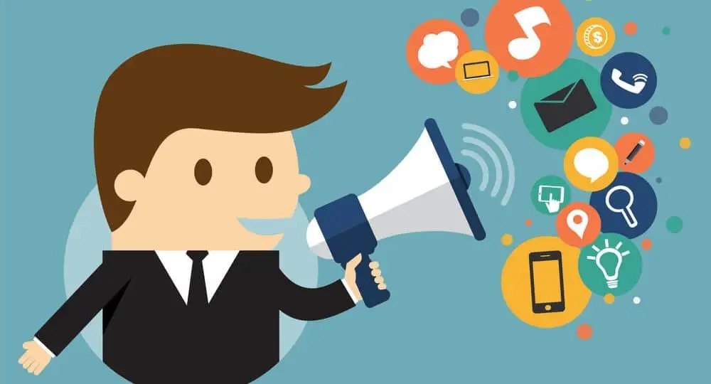 Profissional analisando estratégias de marketing digital em painel com métricas de campanhas online