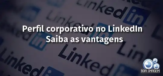 Profissional configurando um perfil corporativo no LinkedIn em notebook