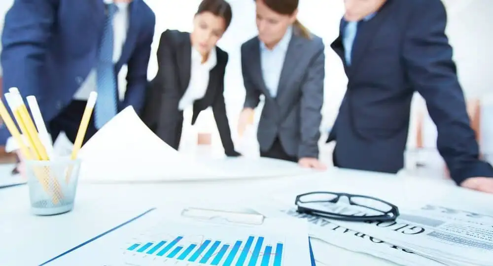 Empreendedores estruturando um plano de negócios com seus elementos-chave em reunião de planejamento