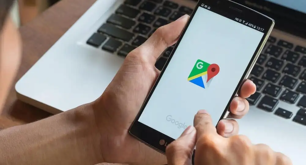 Tour virtual no Google: guia completo do Business View para empresas Cliente usando o tour virtual no Google para explorar o interior de uma empresa em 360 graus pelo celular