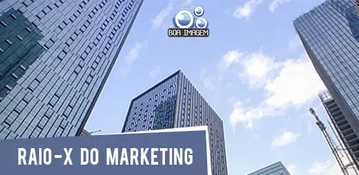 Profissional fazendo o raio-x do marketing de uma empresa, analisando métricas e canais em um painel