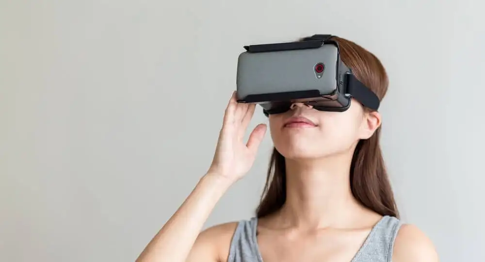 Realidade virtual no marketing: experiências que aproximam e vendem Pessoa usando óculos VR em uma experiência de realidade virtual no marketing de uma marca