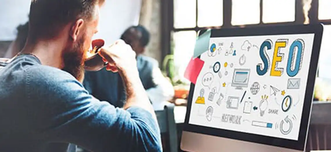 Consultor analisando relatório de serviço de SEO e otimização para mecanismos de busca em um notebook