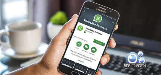 Tela de smartphone mostrando atendimento com WhatsApp Business e chatbots em uma empresa
